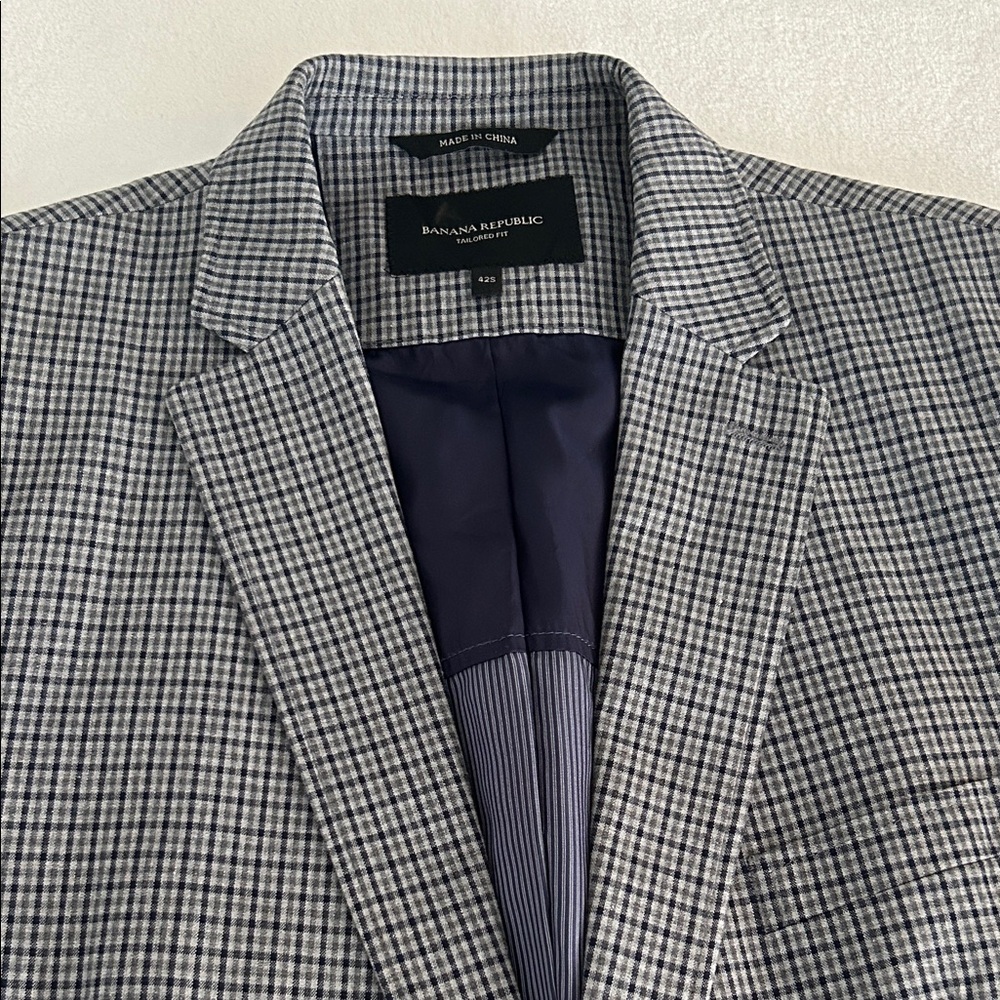 Banana Republic Men's Blue and Gray Check Blazer. Size 42S